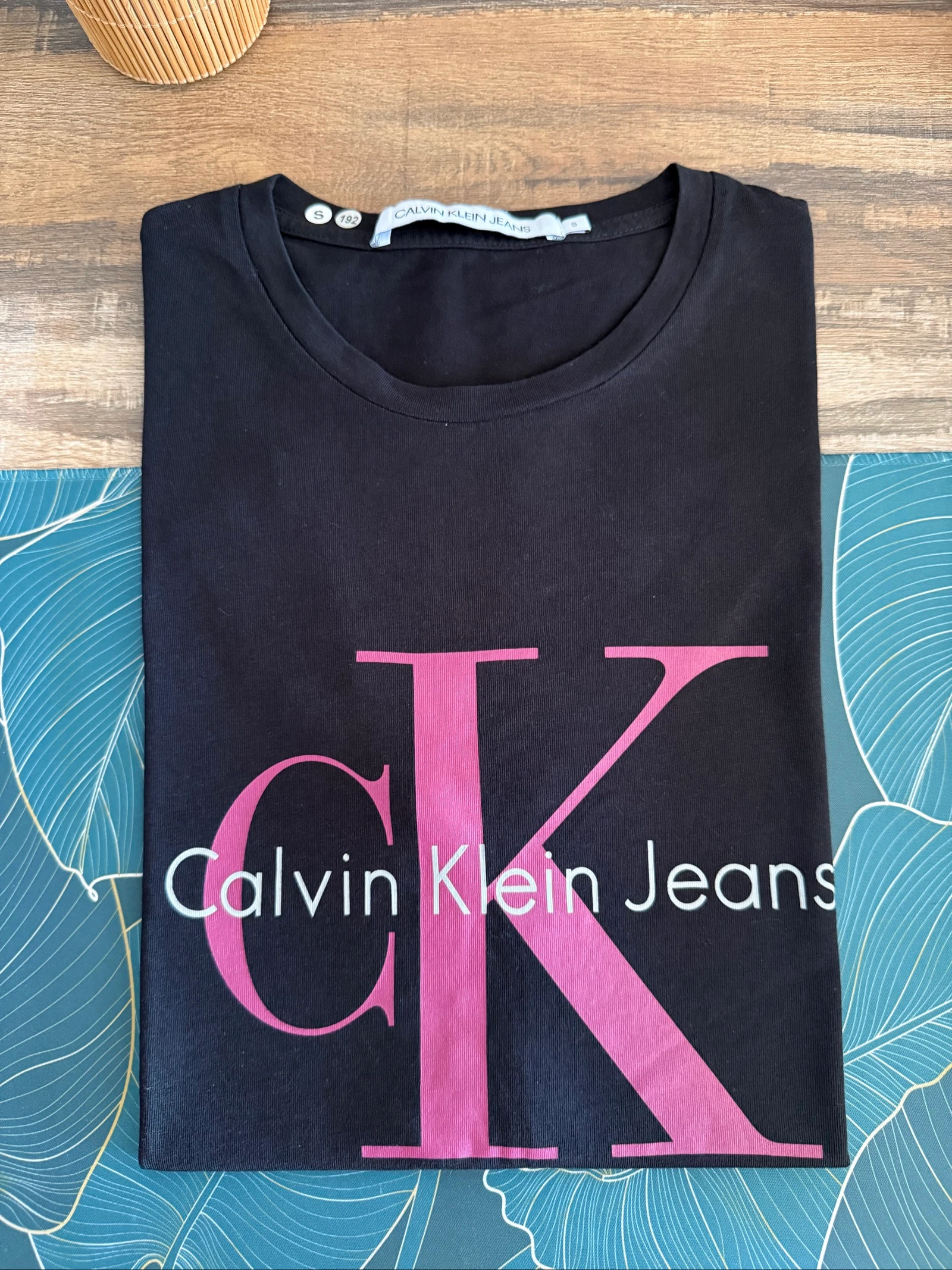 T-shirt Calvin Klein Jeans Homem P – Preto Logo CK Rosa – Quase Novo – photo 3